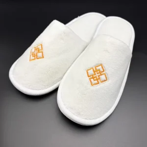 Comfortable Soft Coral Fleece Disposable Slippers EVA Sole Close-toe Design Embroidered Logo for Hotels Adult and Children Use