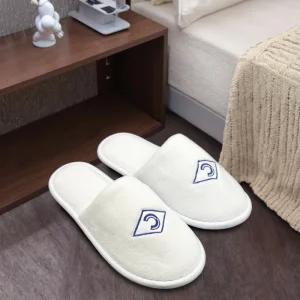 Custom Embroidered White Coral Fleece Close Toe Luxury Hotel Room Guest Disposable Slippers Comfortable Soft Personalized