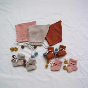Custom Handmade Knitted Baby Bonnet and Booties Set Organic Cotton Newborn Hat Shoes with Pompom Ball Infant Knitwear Gift OEM