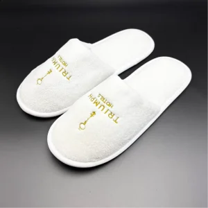 Disposable Comfortable Durable Close Toe Hotel Slippers White Coral Fleece with Golden Embroidery Logo