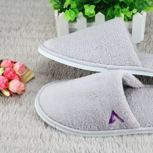 OEM Logo Luxury Closed Coral Fleece Plush Disposable Slippers Hotel Washable Indoor Guest Slippers With EVA Sole